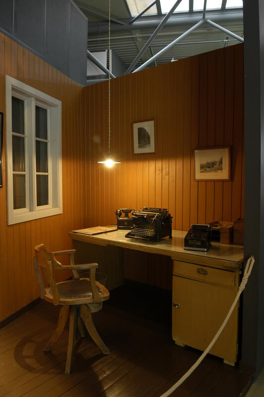 Konstruert kontorhjørne med skrivemaskin, telefon o.l fra tidlig 1900-tall.