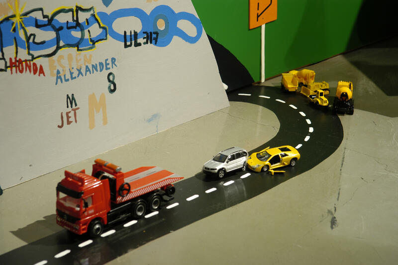 Lekebiler som viser en trafikkulykke og veiarbeid.