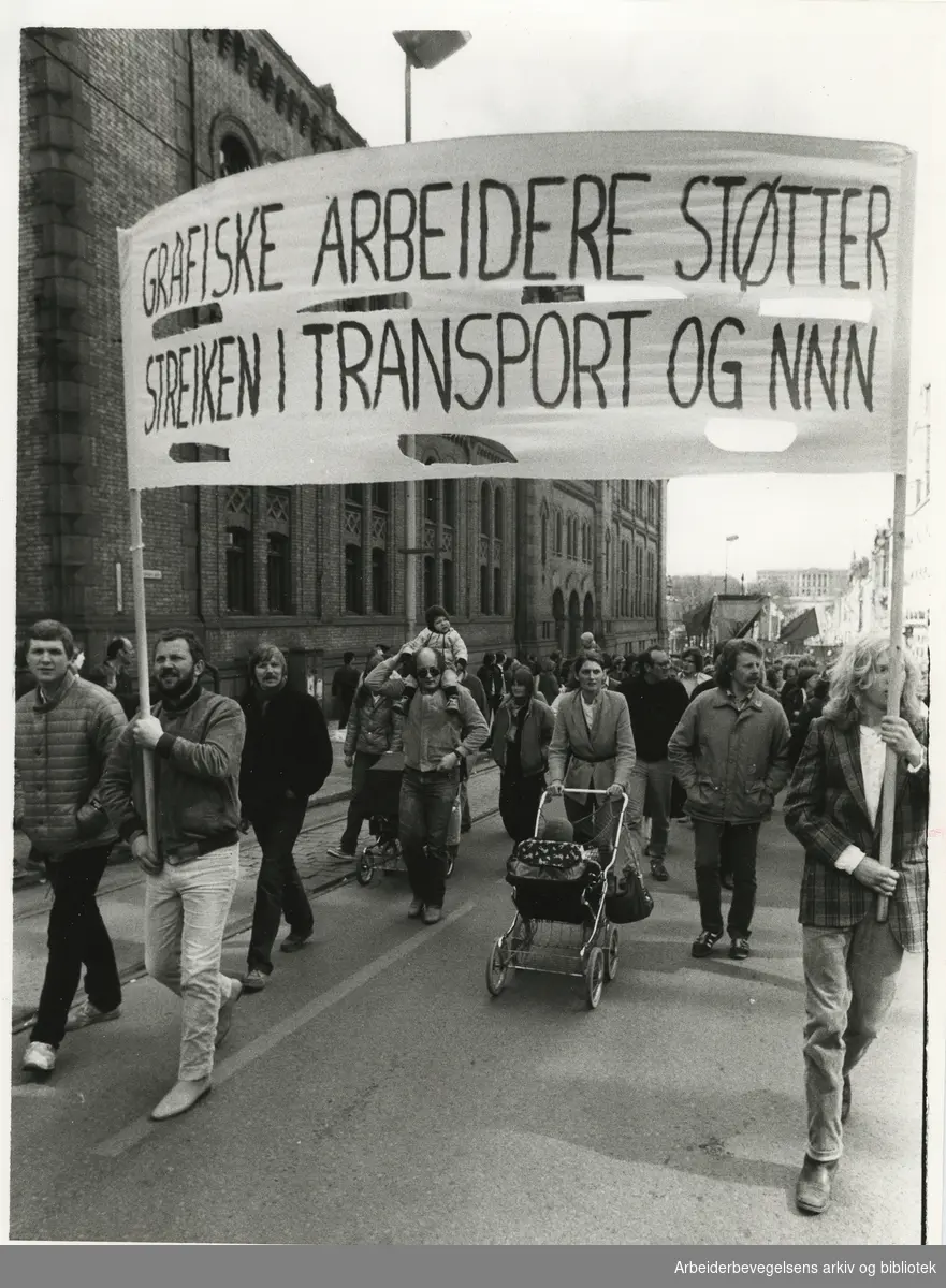 1. mai 1982, Oslo. Parole: Grafiske arbeiedere støtter streiken i Transport og NNN. Bildeteksten i avisen: 1-mai togene var sterkt preget av støtte til de streikende.
