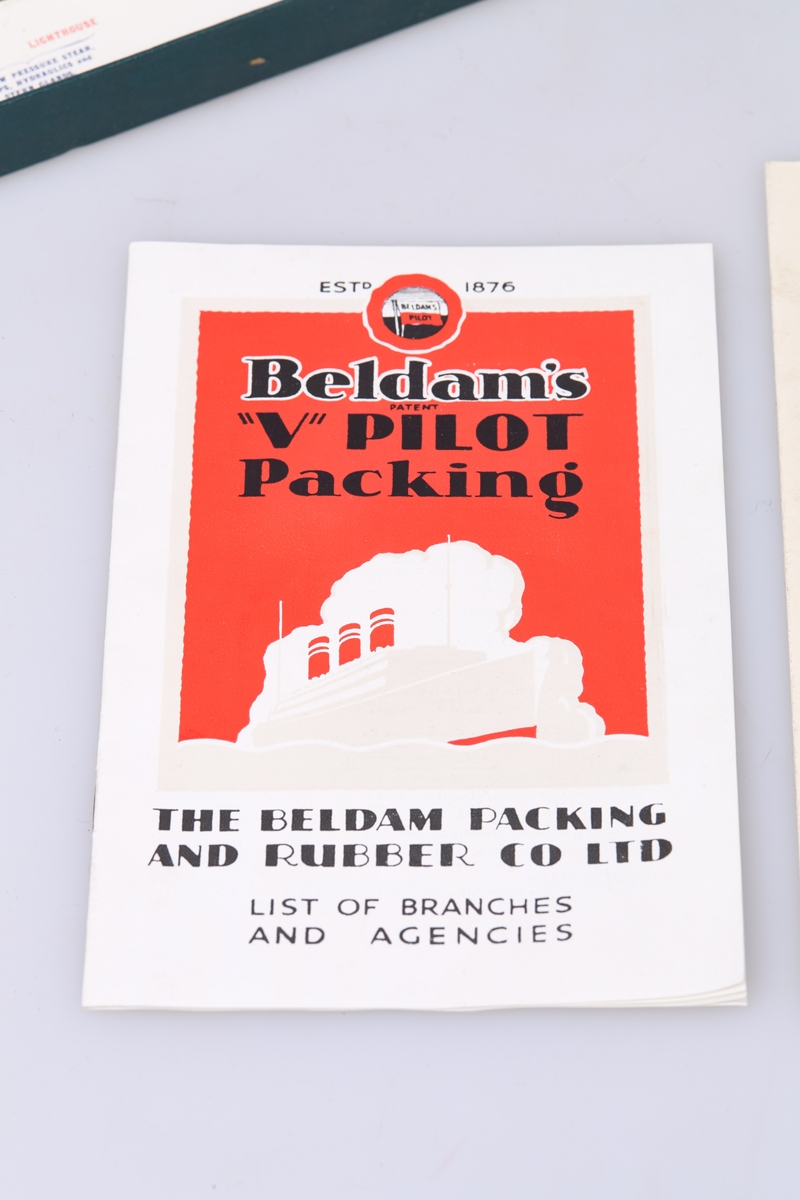 Eske med prøver av 21 ulike typer pakninger fra Beldams "V" Pilot Packing, samt brosjyre fra Beldams og brosjyre (ordreliste) fra den norske agenten Didrik Halvorssen A/S Oslo.