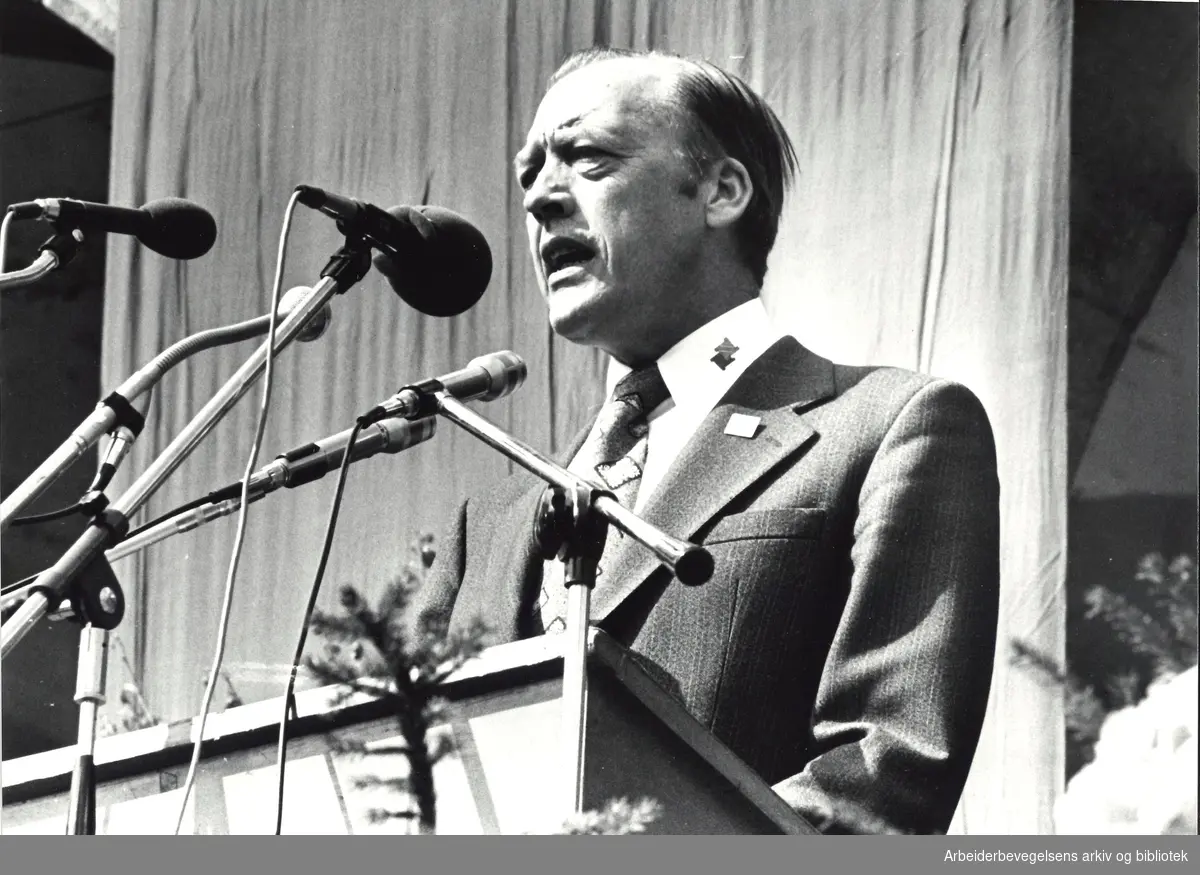 1. mai 1977. Youngstorget, DNA s møte i Oslo. Oddvar Nordli taler.