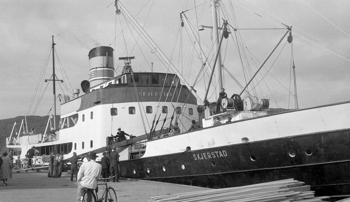 Befaring til Kirkenes, Finnmark. DS Skjerstad, som ble brukt som hurtigruteskip etter krigen, ved brygga.