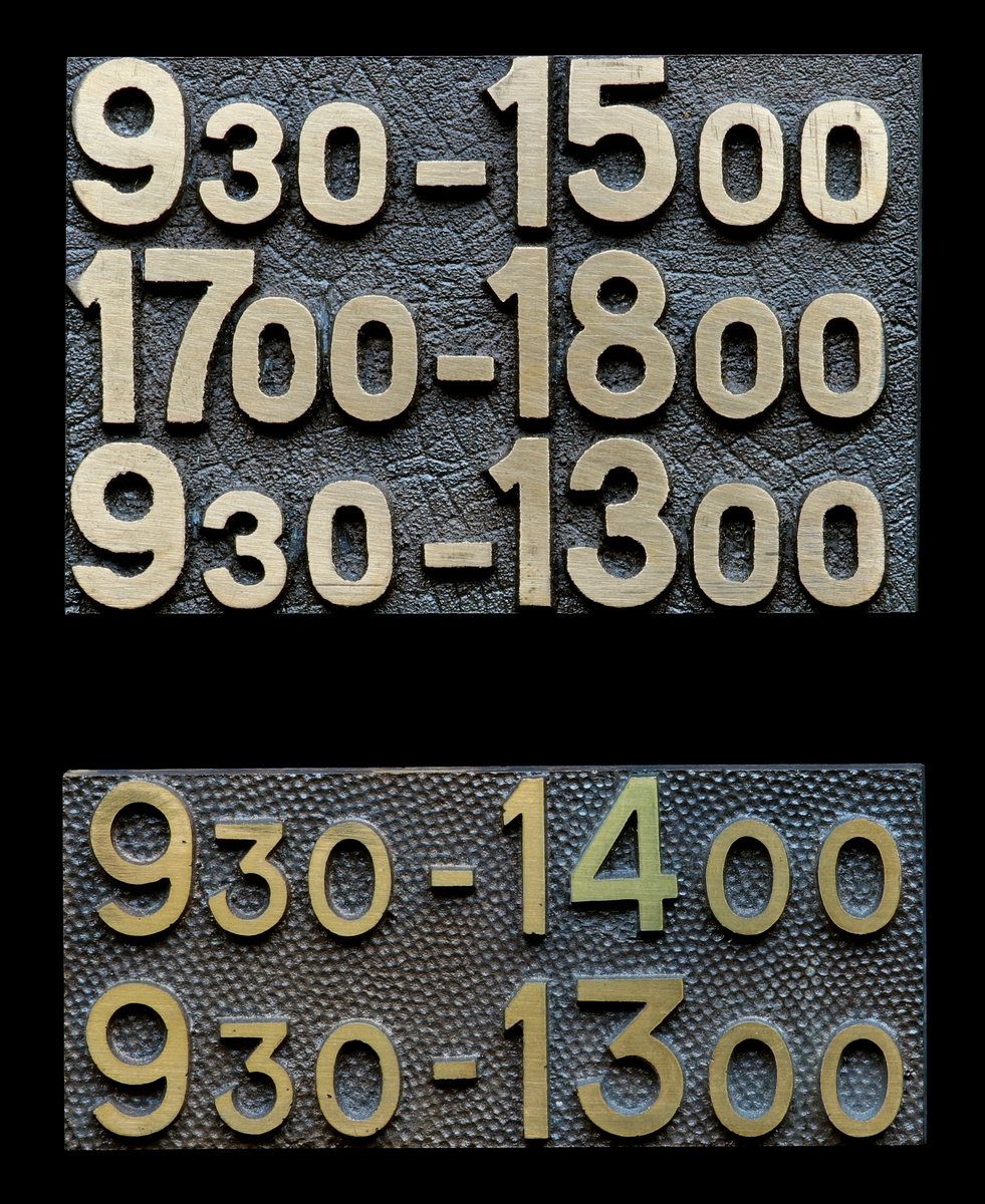 Sju skyltar med öppettider.

Skylt 1: Skylt i kopparaktig metall. Upphöjda siffror i mässing med tiderna 9.30-15.00, 17.00-18.00 och 9.30-13.00. På baksidan sitter en frimärksliknande lapp med siffran 8. 

Skylt 2: Skylt i kopparaktig metall. Upphöjda siffror i mässing med tiderna 9.30-14.00 och 9.30-13.00. På baksidan sitter en frimärksliknande lapp med siffran 9. 

Skylt 3: Skylt i kopparaktig metall. Upphöjda bokstäver och siffror i mässing, texten lyder "Måndag - Fredag 9.30-15.00 samt 16.30-18.00 Lörd. o Helgd. Aftn. 9.30-13.00". På baksidan sitter en frimärksliknande lapp med siffran 6. Skrivet med rött står också "HK SLOPAD". 

Skylt 4:  Skylt i metall. Upphöjda bokstäver och siffror i mässing, texten lyder "Måndag - Fredag 9.30-15.00 Lördag o. Helgd.-Aftn. 9.30-13.00 samt Måndagar o. Fredagar 17.00-18.30." På baksidan sitter en frimärksliknande lapp med siffran 5. 

Skylt 5:  Skylt i metall. Upphöjda bokstäver och siffror i mässing, texten lyder "Månd. - Fred. 9.30-15.00 Lörd. och Helgd.Aftnar 9.30-13.00". På baksidan sitter en frimärksliknande lapp med siffran 7. Skrivet med rött står det SKÄNNINGE.

Skylt 6:  Skylt i mässing med försänkta bokstäver och siffror. Man har ändrat öppettiderna genom att sätta dit svarta perforerade klisterlappar. Texten lyder "Måndag - Fredag Kl. 9.30-15.00 och 16.30-18.00 Lördagar och Helgdagsaftnar oktober-mars KL. 9.30-13.00 (lördagar april-september stängt)". På baksidan sitter en frimärksliknande lapp med siffran 10. 

Skylt 7:  Skylt i emaljerad svart metall. Högst upp står det "Östergötlands Enskilda Bank" med guldfärgade försänkta bokstäver. Själva öppettiderna är egna små skyltar som skruvas fast i den större skylten. Det finns fem mindre skyltar varav en är tom. Texten är guldfärgade försänkta versaler. Texten lyder "Vardagar Öppet KL 9.30-15.00 Lördagar samt dag före helgdag KL 9.30-13.00 Stängt lörd- April-Sept.". På baksidan sitter en frimärksliknande lapp med siffran 16.