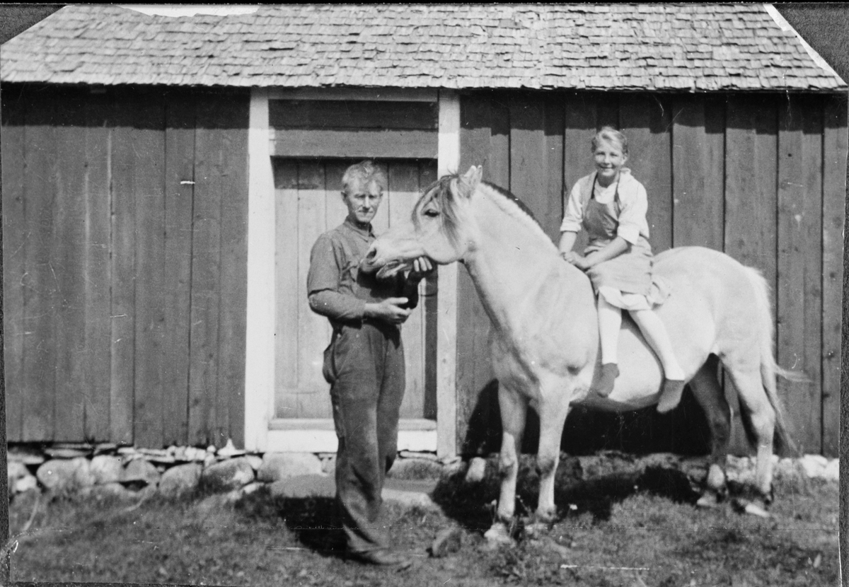 Peder Hansen, Magnhild Hansen på hesteryggen, Flatøya