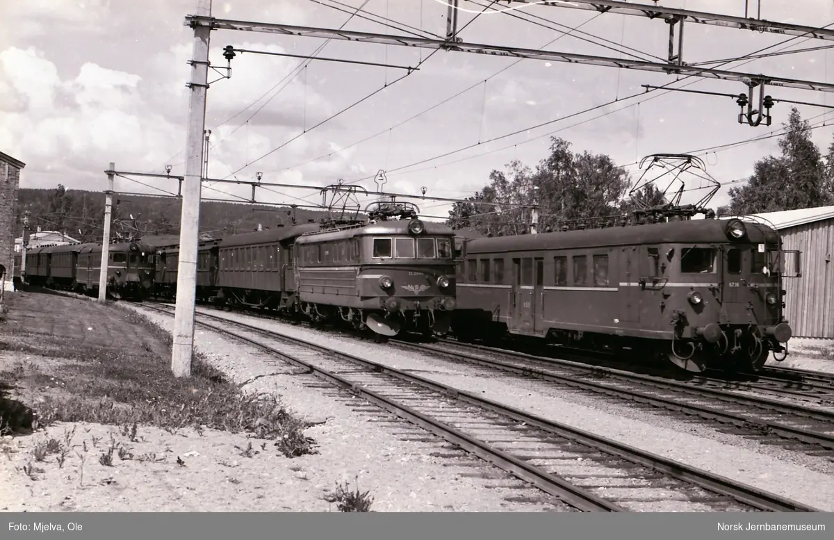 Fra venstre elektrisk motorvognsett type 65, elektrisk lokomotiv El 11 og elektrisk motorvognsett type 67 på Sørumsand stasjon. På grunn av flom i Glomma var Sørumsand midlertidig endestasjon på Kongsvingerbanen.