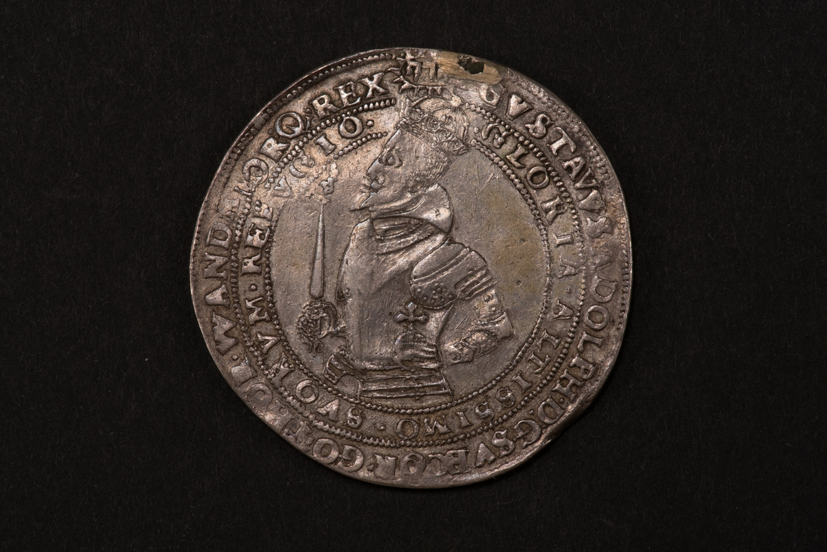 Ett silvermynt med valören 1 Riksdaler.
