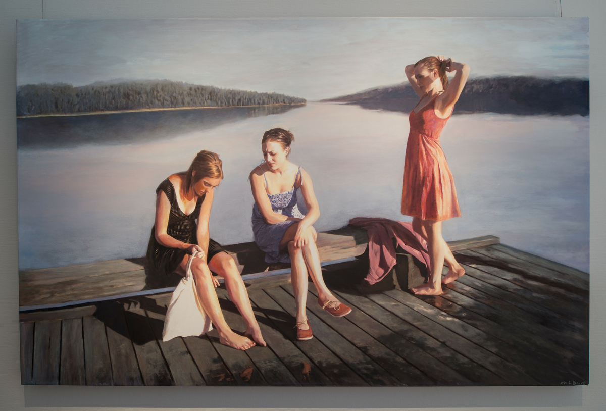 Tre kvinnor på en brygga varav en är konstnärens dotter Sara.