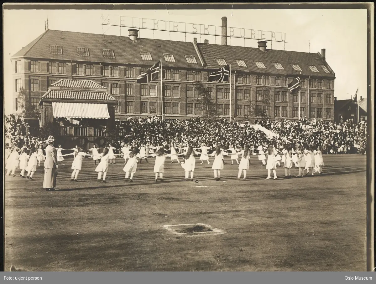 Jubileumsutstillingen 1914, Frogner stadion, turnoppvisning, jenter, publikum, kongetribune, flagg, fabrikkbygning, Elektrisk Bureau