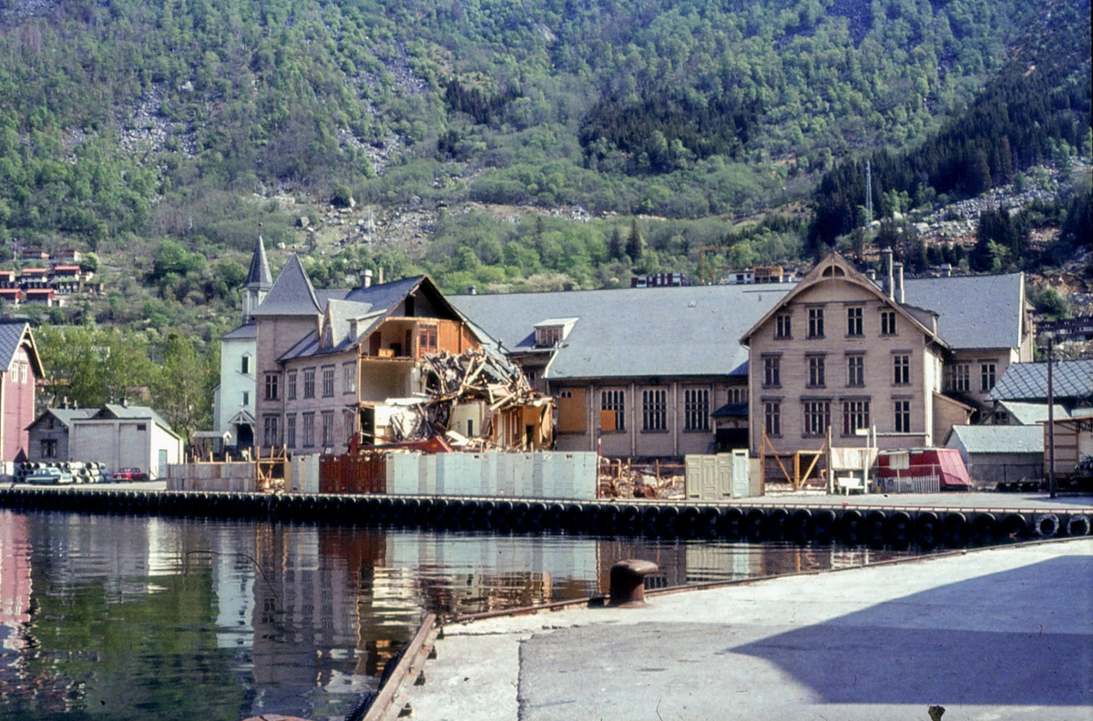 Rivinga av  gamle Odda rådhus, tidlegare Hotel Hardanger. Oppstart hausten 1976. 