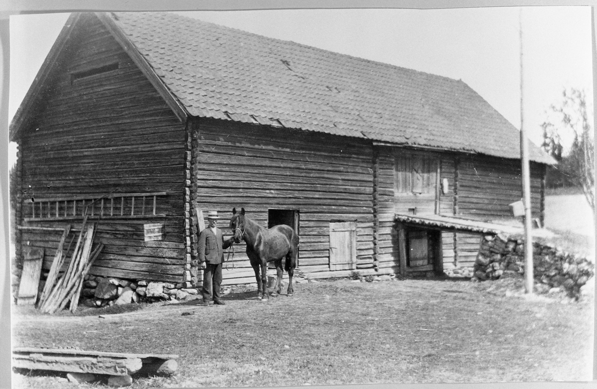 Låven på Karsrud øst i Vestre Toten ca. 1922. Bildet er tatt fra syd-vest. Mannen med hesten er brukeren Olaus Karsrud som døde i 1924. Bak hesten er stalldøra. Til side for rota av låvebrua var det ei hestevandring. Låvel ble reveet i 1939 da Ingeborg (f.Karsrud) og Ottar Dragerengen overtok etter Oskar Karsrud.