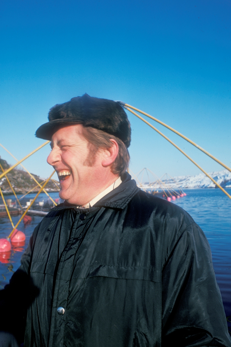 Finn Hallingstad fra firmaet Skretting A/S under et besøk hos Akvaforsk på Averøya.