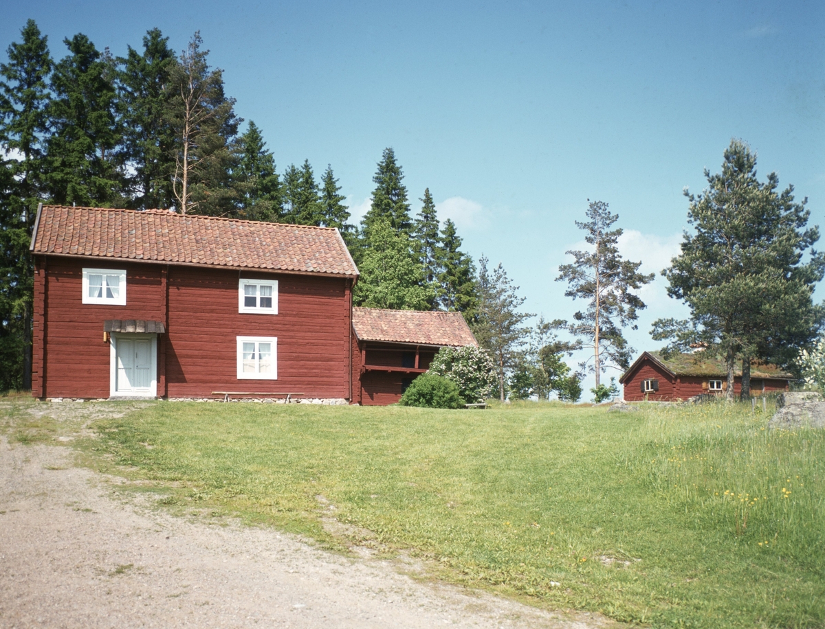 Vånga hembygdsförening som startades 1933 har en väl rustad hembygdsgård. Bilden visar från vänster Käslingestugan från Käslinge storgård och Västra loftet samt ryggåsstugan Fridhem från Brånstorp.