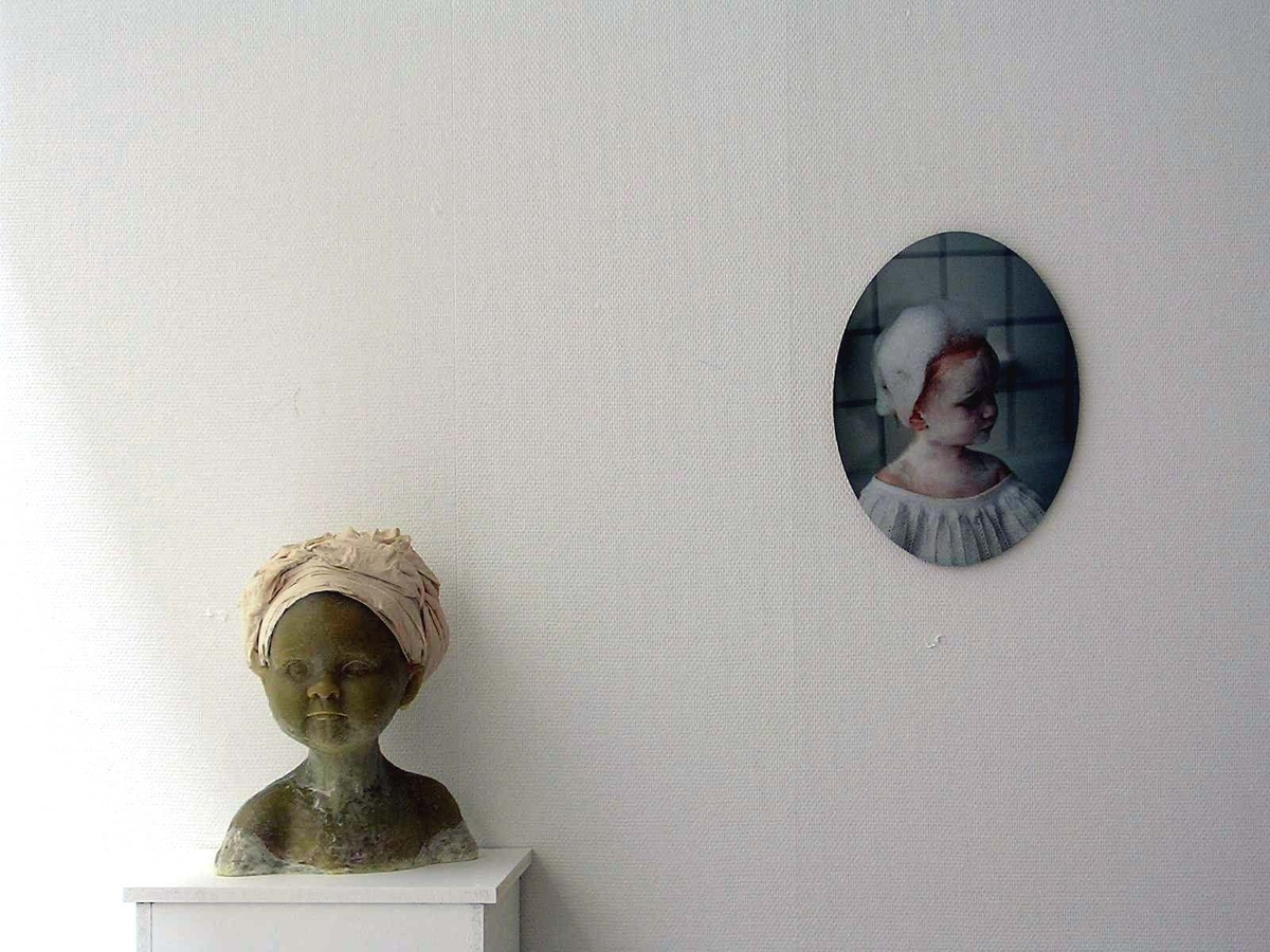 Porträtthuvud av ett barn i silikon med huvudbonad av hushållspapper och ett ovalt porträttfotografi av ett barn med huvudbonad av badskum.