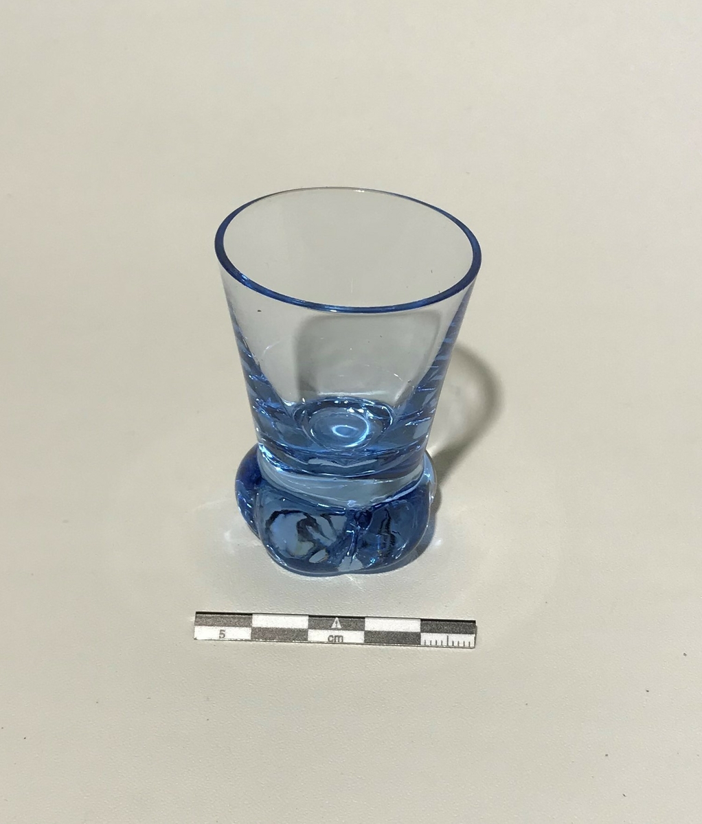 Blått shotglass med avrund form