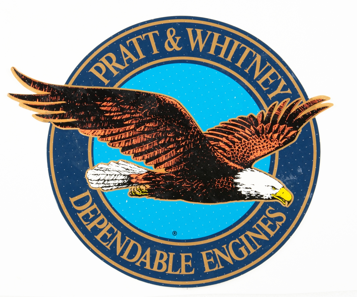 På emblemet syns en flygande örn mot en ljusblå bakgrund och en mörkblå ram där det står: "Pratt & Whitney dependable engines".