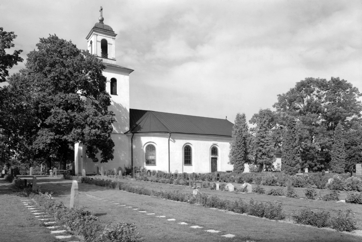 Den nuvarande kyrkan i Björsäter uppfördes år 1800 på den korta tiden av 23 veckor. Arkitekt och byggmästare var den välrenommerade stiftsbyggmästaren Casper Seurling.