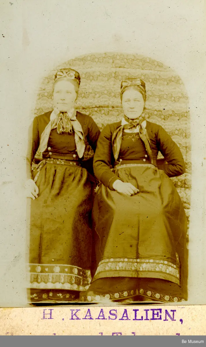 Foto av to unge kvinner
