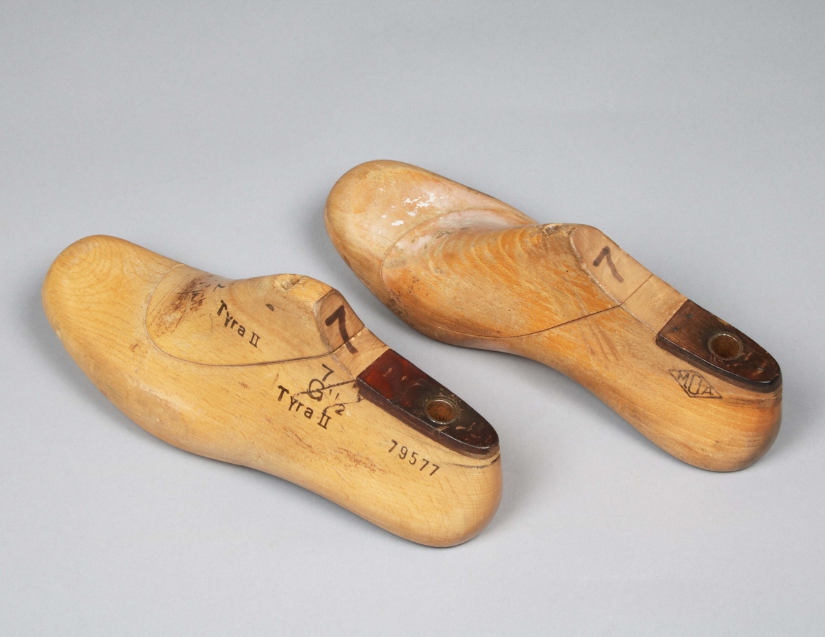 Skoläst, par. I ofärgat lackerat trä. Bakparti upptill brunlaserat med infälld cylinder. Vristparti med lös del som är justerbar.
Vänster läst märkt: C. BEHRENS ALFELD SCHUTZ MARKE. TYRA II, G, size 7. Höger läst märkt: MOA TYRA-2, size 7.

En läst är en form som används vid tillverkning av skor. Den var förr tillverkad av trä för olika storlekar och för vänster- respektive högerskor. Lästerna kan också ha olika utföranden för dam- och herrskor, för olika typer av skor och för olika fötter (till exempel breda och smala).
För industriell tillverkning av skor är lästerna numera vanligen tillverkade i plast eller metall. (Wikipedia)

Historik: 
N.H Ljungberg startade år 1903 en läderaffär på Allégatan i Borås och företaget utvidgades och kom även omfatta partiförsäljning av skodon och galoscher. År 1916 startade Ljungberg läderfabriken vid Gässlösavägen. Fabrikens produktion bestod till en början huvudsakligen av bottenläder men utökades senare till att även innefatta diverse ovanläder och sulläder. Under 1940-talet bildades ett antal dotterbolag till företaget för tillverkning av skor och tofflor. Vid den här tiden fanns det 75 anställda vid fabriken i Borås. Samtliga bolag som var knutna till fabriken samlades senare under företagsnamnet Wiskaniabolagen. År 1969 ingick AB Ljungbergs läderfabrik, AB Ljungbergia, Sko AB Wiskania samt försäljningsbolaget Wiskania AB i bolaget. År 1972 blev Wiskania Sko AB löntagarägt, av drygt 100 anställda gick 92 personer in och blev delägare i bolaget. Verksamheten vid Wiskania Sko AB lades ner under 1991.

En storsäljare ända in i nutid, var skor i allmogestil till folkdans och dylikt.