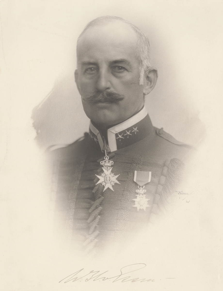 Porträtt av Wilhelm Henriksson von Essen, överste vid Livregementets husarer K 3.

Se även bild AMA.0001034 och AMA.0001037.
