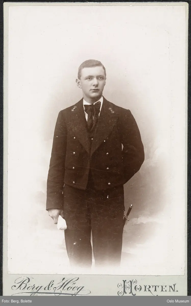 portrett, mann, vignettert stående knefigur, uniform