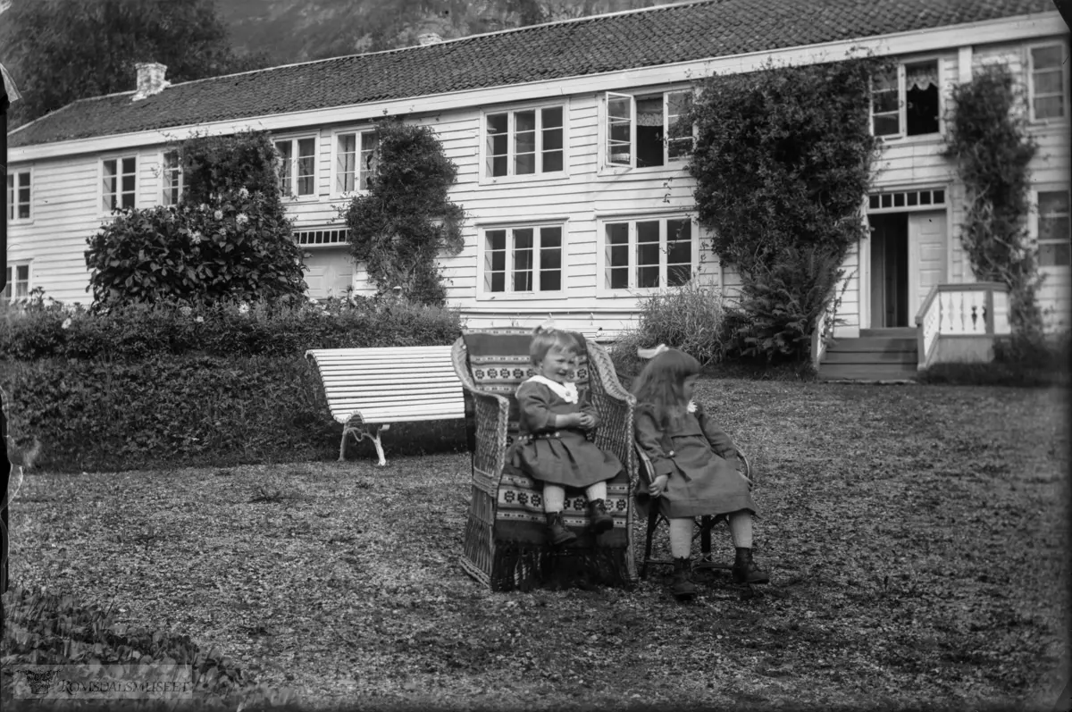 Sigrid og Martha på Aak 04.09.1921.
