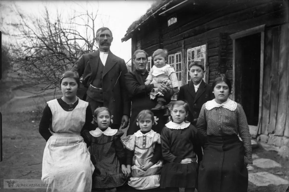 60. Familien Brevik på Nedre Aakeshagen 11.12.1916.