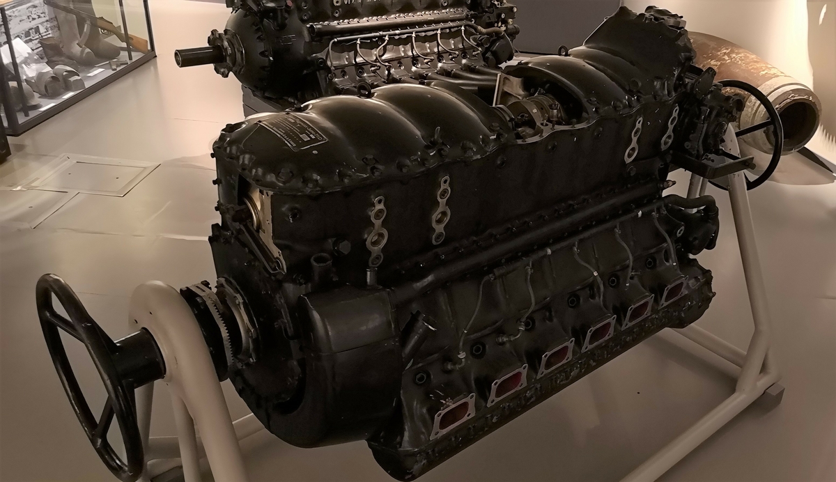12 sylindret, 35 liter, væskeavkjølt omvendt V-motor. Motoren yter 1340 Hk ved 2600 omdreininger. 
