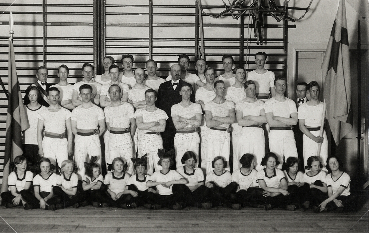 Gymnastikdirektör Nils Danckwardt med gymnaster på Ringsbergsskolan i Växjö, 1925.
