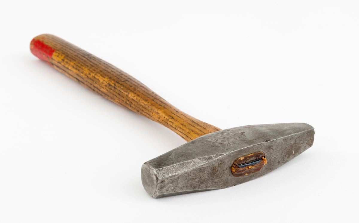Hammer brukt til retting av sagblad, særlig til tømmersvanser.  Hammeren består av et hammerhode (penn) og et skaft av treverk. Hammerhodet har et ovalt skafthull (cirka 2 cm langt). Skaftet har et ovalt tverrsnitt i håndtaksdelen. Hammerhodet har tilnærmet lik utforming i begge ender som munner ut i en kvadratisk slagflate cirka 10 x 10 mm i ene enden og en åttekantete slagflate i den andre enden, cirka 16 x 16 mm. Det er satt inn en jernkile i skaftenden som munner ut i hammerhodets skafthull. Jernkilen utvider skaftenden slik at skaftet sitter godt i skafthullet.
Det er rester av rød maling på skaftenden og litt på siden av skaftet.