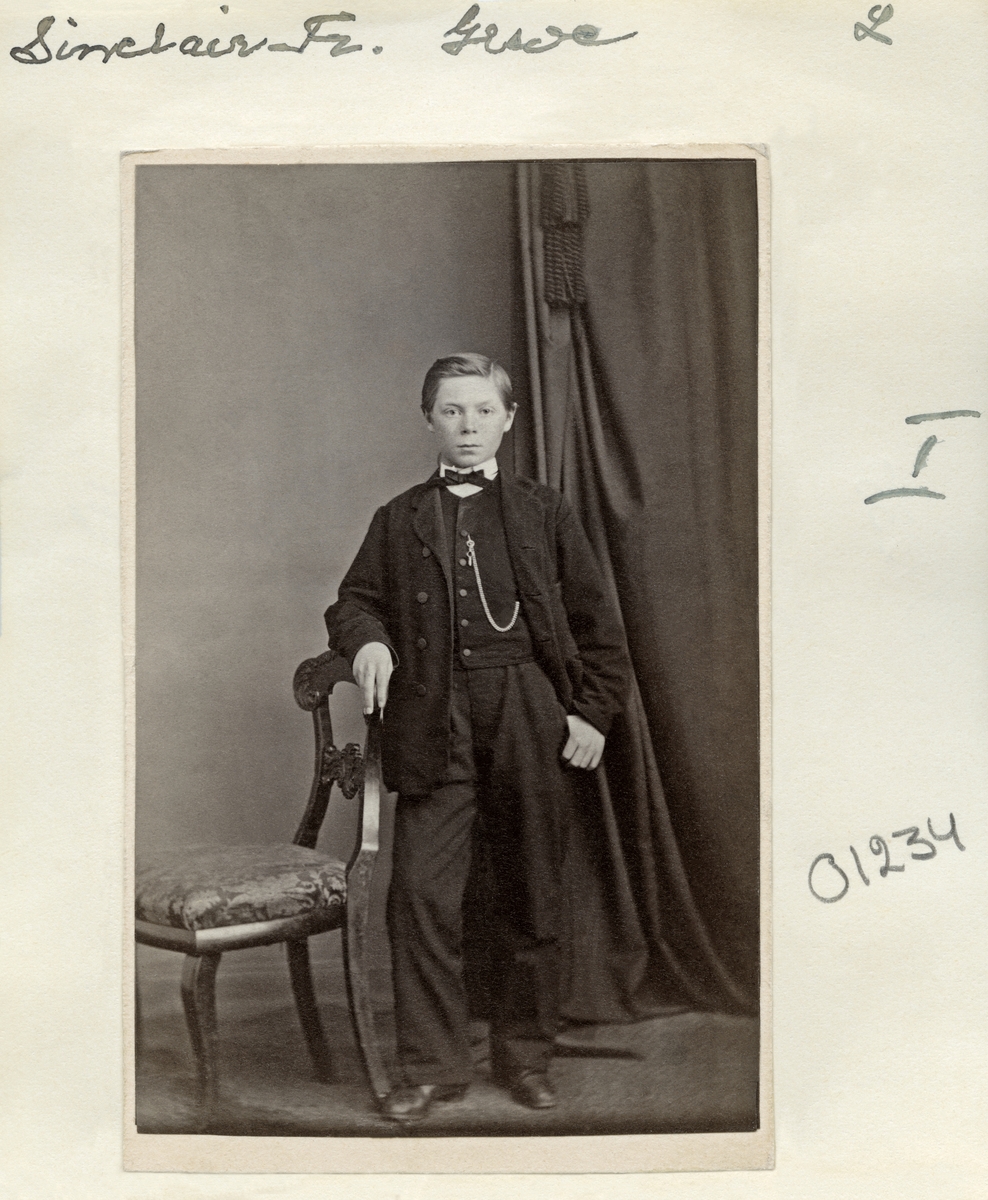 Porträtt av unge greve Fredrik Sinclair. Född 1853 vid Karlshovs säteri i Älvestad och var yngste son och mellanbarn till greve Israel Malcolm Sinclair och grevinnan Alfhild Spens.