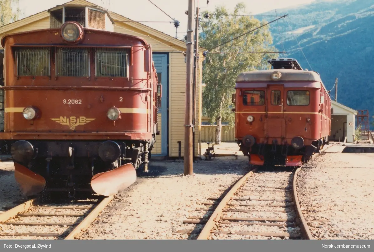 Elektrisk lokomotiv El 9 2062 og elektrisk motorvogn BM 64 utenfor lokomotivstallen på Flåm stasjon