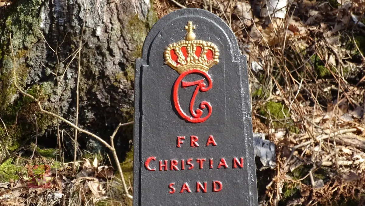 Motiv: Kongemonogram og posthorn. 
Tekst på steinen: C7 FRA CHRISTIANSAND 11 MIIL A(nn)o 1805

Stedsnavn: Stifoss.