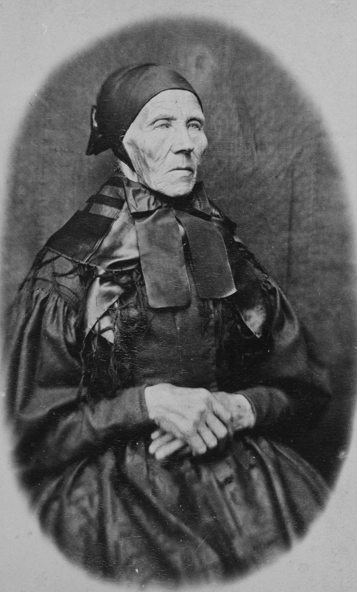 Portrett av eldre kvinne i tradisjonelle rørosklær