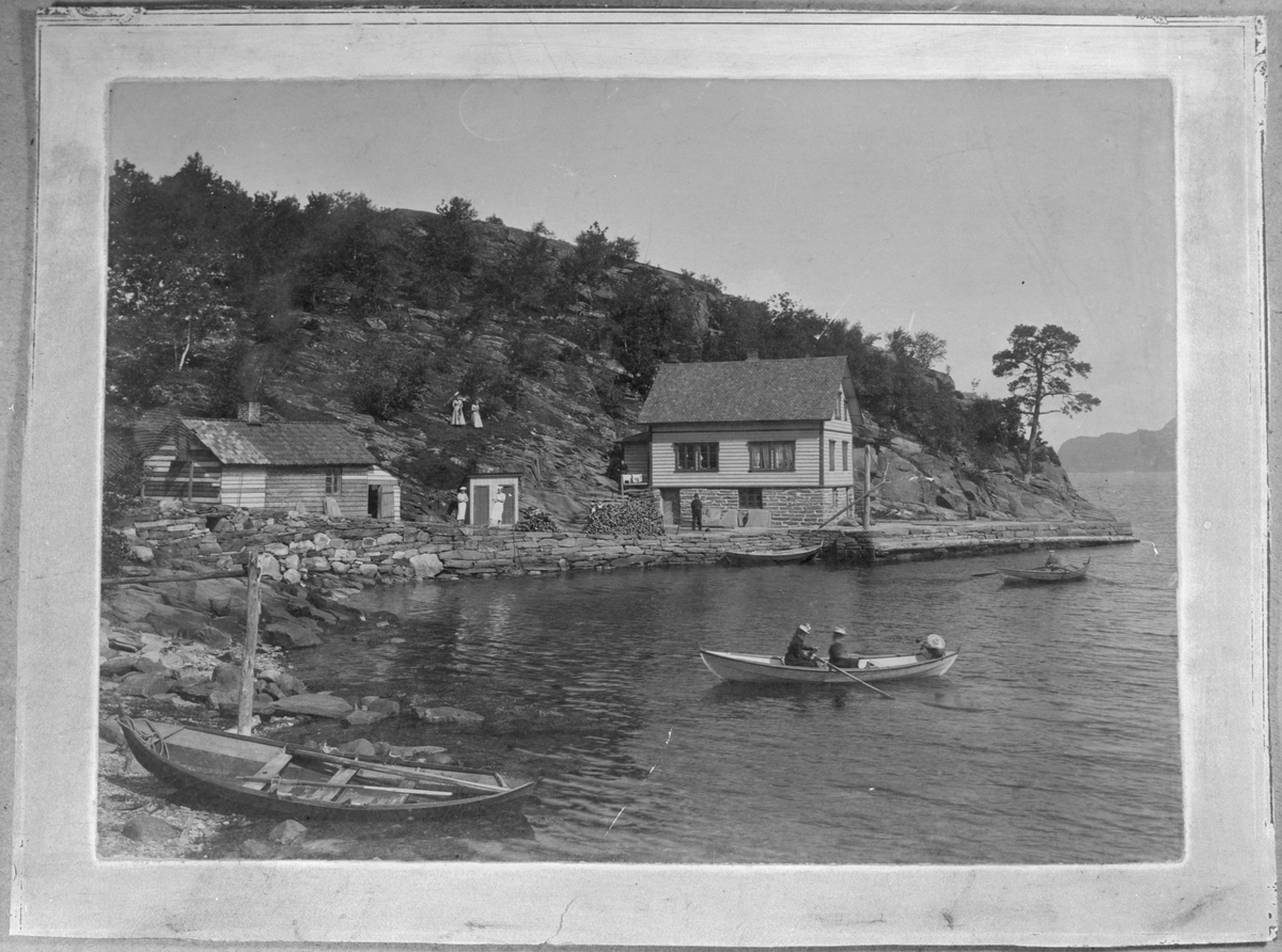 Innbjoa kai på Bjoa, 1905. Det gamle bakeriet til venstre og landhandelen til høgre.