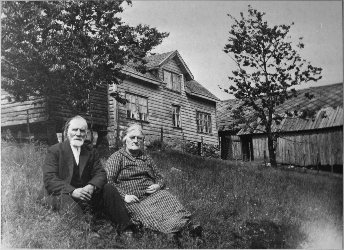 Tunet på garden Eikås i Bjoa, ca. 1925. Lars og Anna Eikås i forgrunnen.