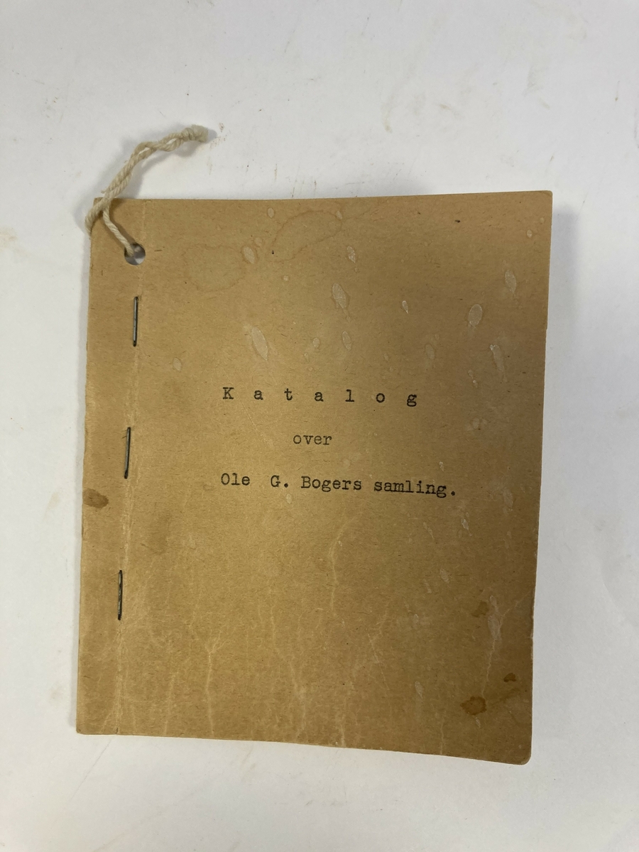 Katalog over Ole Bogers samling. Nr. 1-67. 5 ark + omslag.