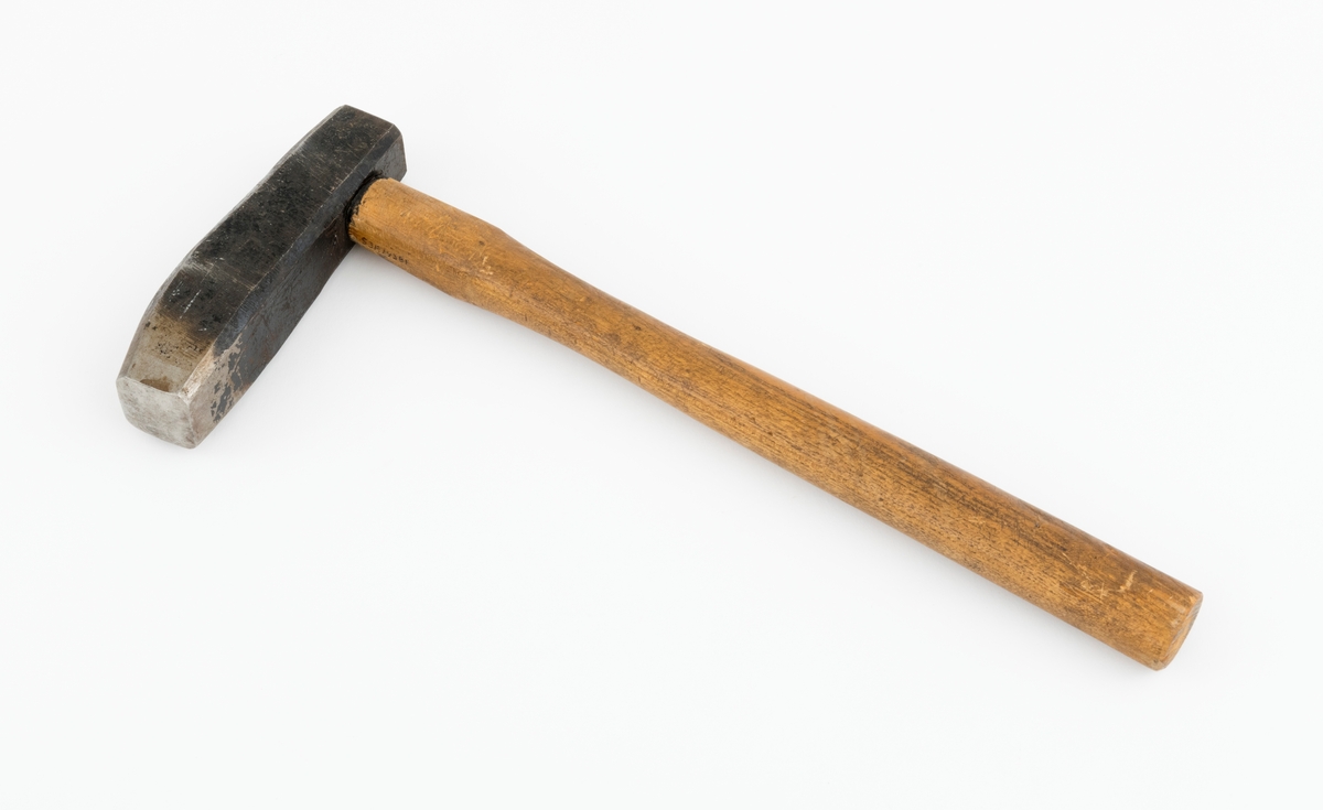 Hammer brukt til retting av sagblad, særlig til tømmersvanser.  Hammeren består av et hammerhode og et skaft av treverk. Hammerhodet kan minne om en liten slegges hode uten den tverrstilte pennen. Hammerhodet har et ovalt skafthull (cirka 2,6 cm langt). Det er satt inn kile i skaftenden. Kilen presser skaftenden ut slik at skaftet sitter godt.  Det er rester av svart lakk på hammerhodet. Hammeren kan også gå under betegnelsen strekkhammer (bulldogg). Det vil si at den brukes får å få strekk i sagbladet ved å banke ut metallet på midten slik at det oppstår en indre spenning i bladet, bladet blir slik stivere. Denne strekkingen foregår direkte på ambolten uten mellomlegg av skinn eller, tekstil. Sagbladet kan miste stivheten, strekk, ved lang tids bruk og gjentatte opprettingen av bulker.  Om strekkingen har blitt vellykket kontrolleres med en mal (rettholt): Sagbladet bøyes i lengderetningen og rettholten settes rett over bøyen på innsiden og utisiden. Lysåpningen melom bladet og rettholten kontrolleres. Bøyen krummer innover på innsiden av buen og krummer utover på utsiden av buen. (Se rapport fra sagstrekkingsseminar på Voss i 2016 under fanen referanser.)