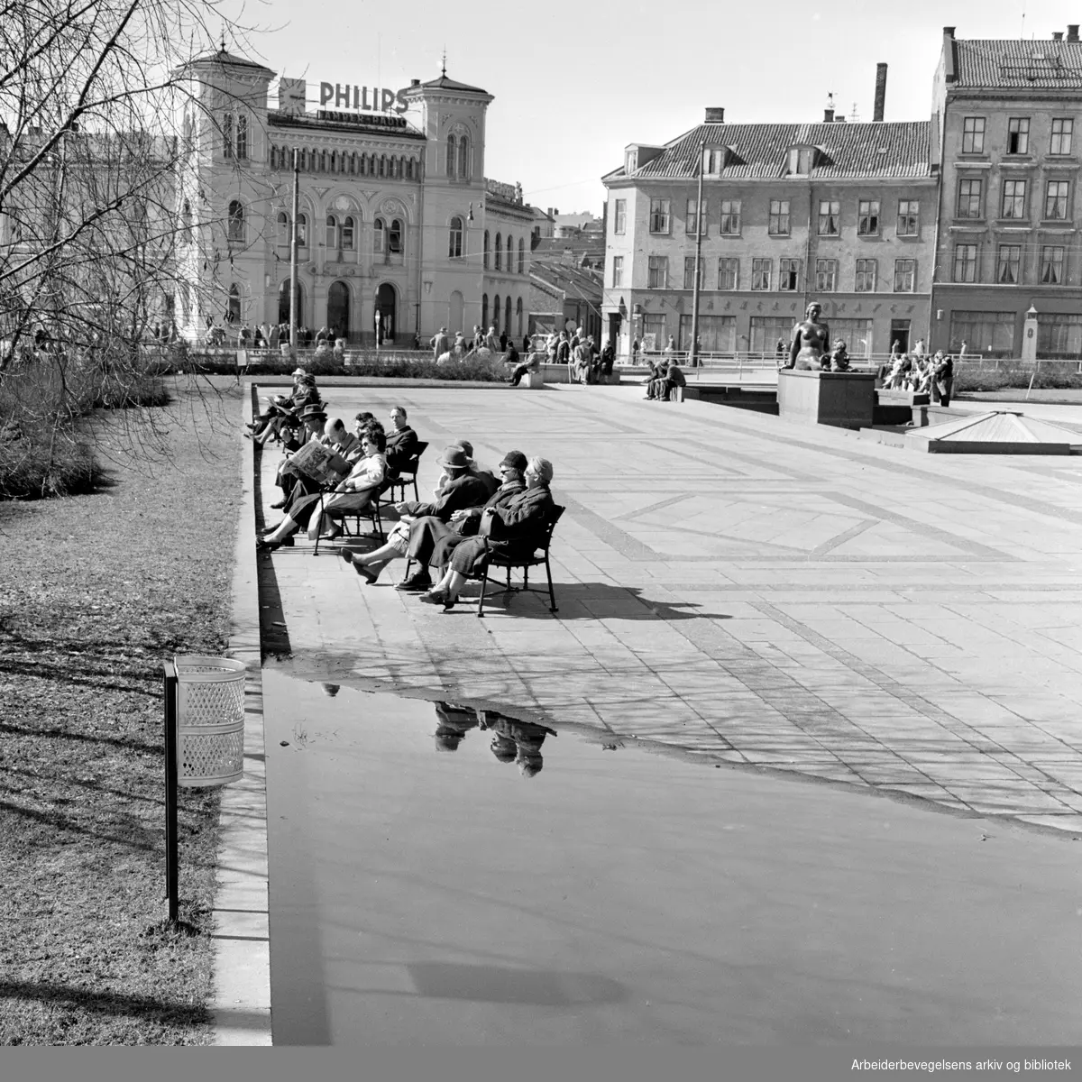 Vårstemning. Rådhusplassen med deler av den gamle Vika-begyggelsen og Vestbanestasjonen. April 1962.