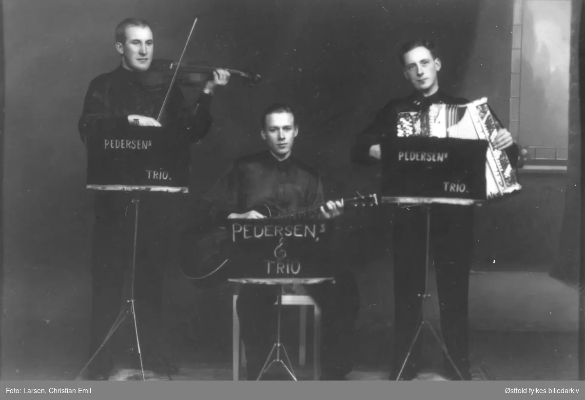 Pedersens Trio fra Tune hos fotografen i Sarpsborg  1943. Fra venstre: Alf Tunli (F.1913), Ernst Gerhardt (F.1917) og Knut Pedersen (F.1917).