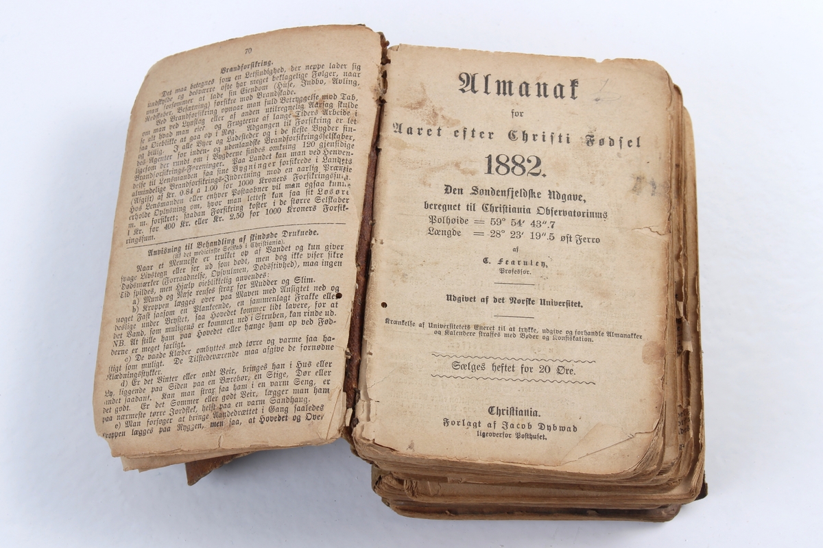 Almanakk-hefter fra 1881 til 1898 bundet sammen.