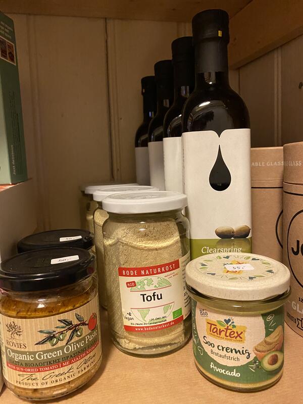 Olivenolje fra Clearspring kr 120,-
Tofu i lake kr 50,-
Tartex avokadopålegg kr 55,-
Oliventapenade kr 50,- (Foto/Photo)