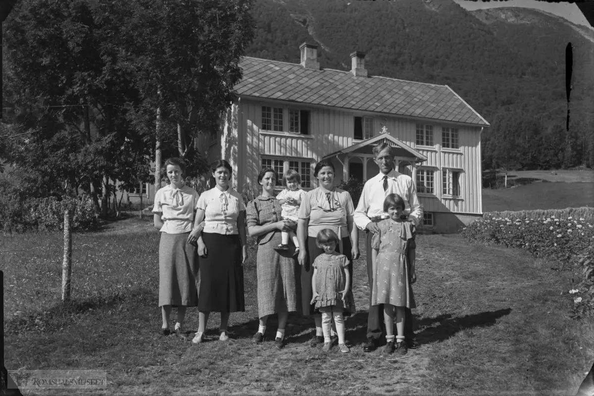 "Olaf Berg, Vistdalen, med familie"..f.v: Olaf Berg, Ellinor Berg f.08.10.1918 d.04.12.2003 og Palmar Hanset, Anna Berg.