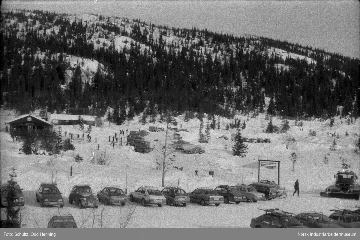 Skisport på Gaustablikk, med biler som står parkert.