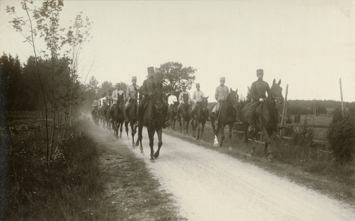 Soldater till häst rider längs vägen.