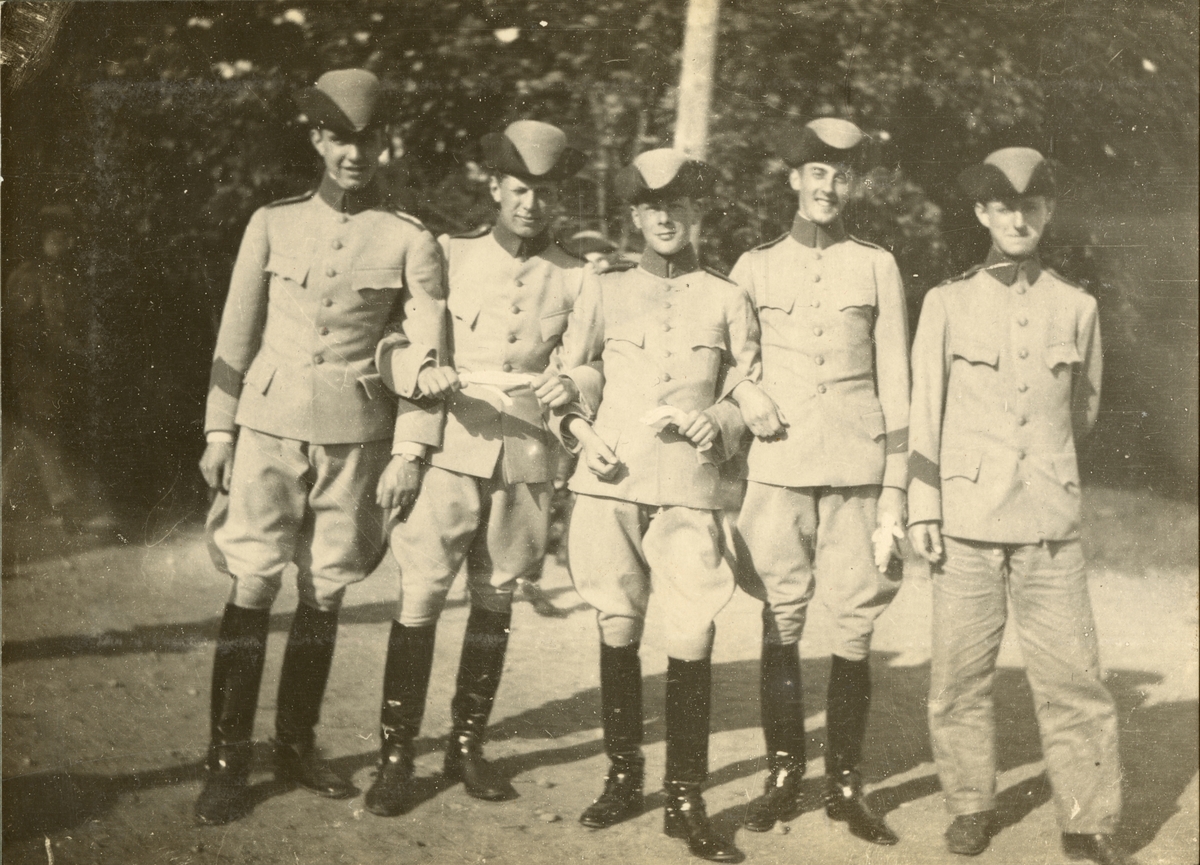 Gruppbild med soldater från Kavalleriskolan.