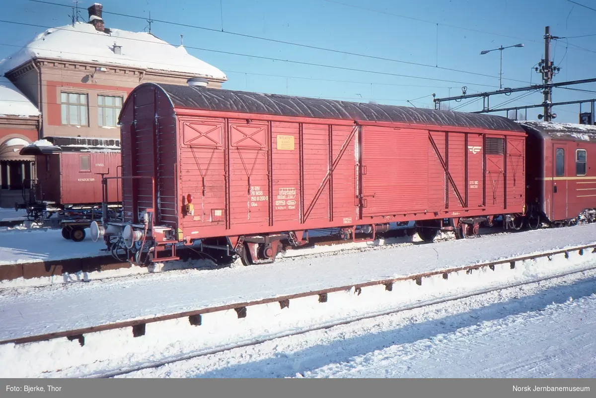 Lukket godsvogn litra Gbs nr. 150 0200 i hurtigtog 308 Otta-Oslo på Hamar stasjon