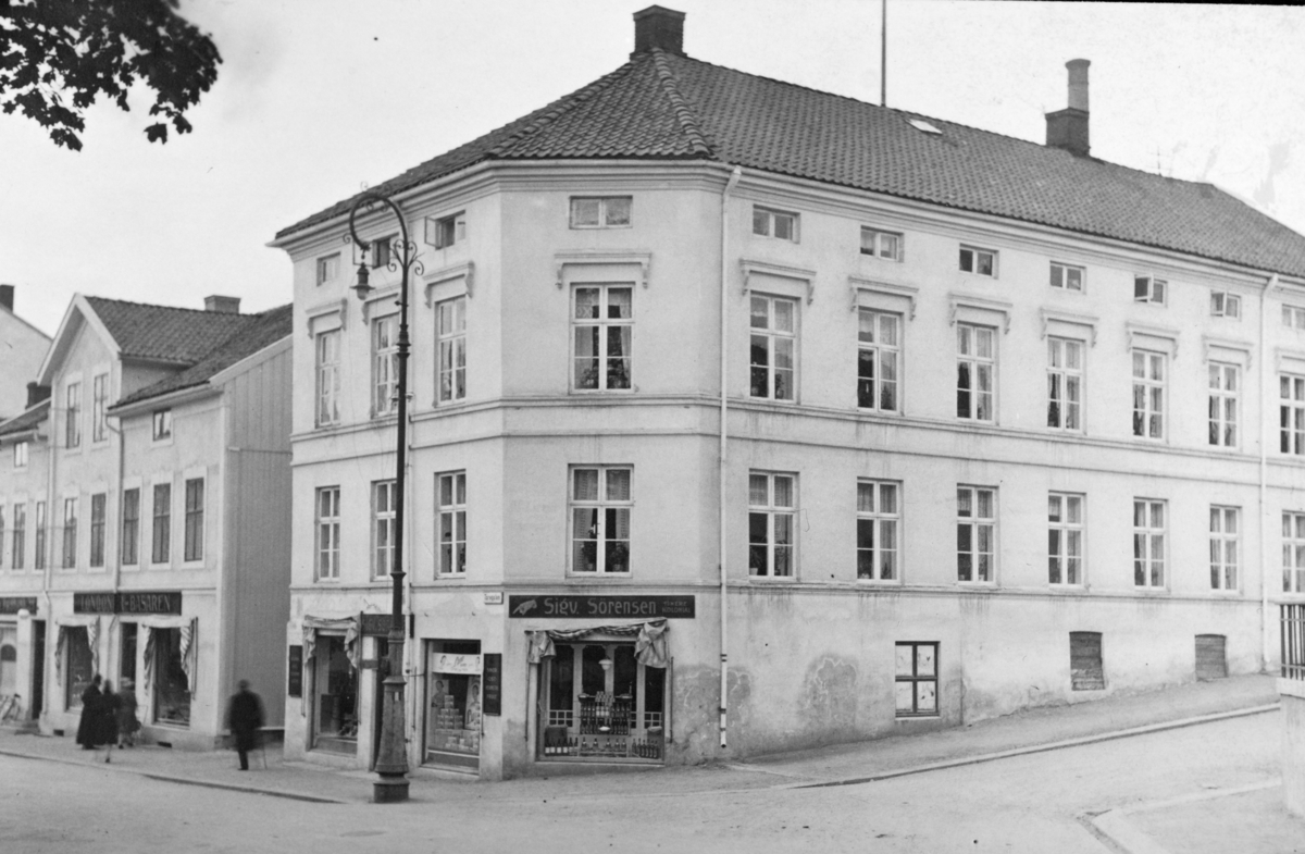 Sørensengården, Londonerbasaren, Torggata 71, Hamar. Eksteriør, lyktestolpe. 1930årene.