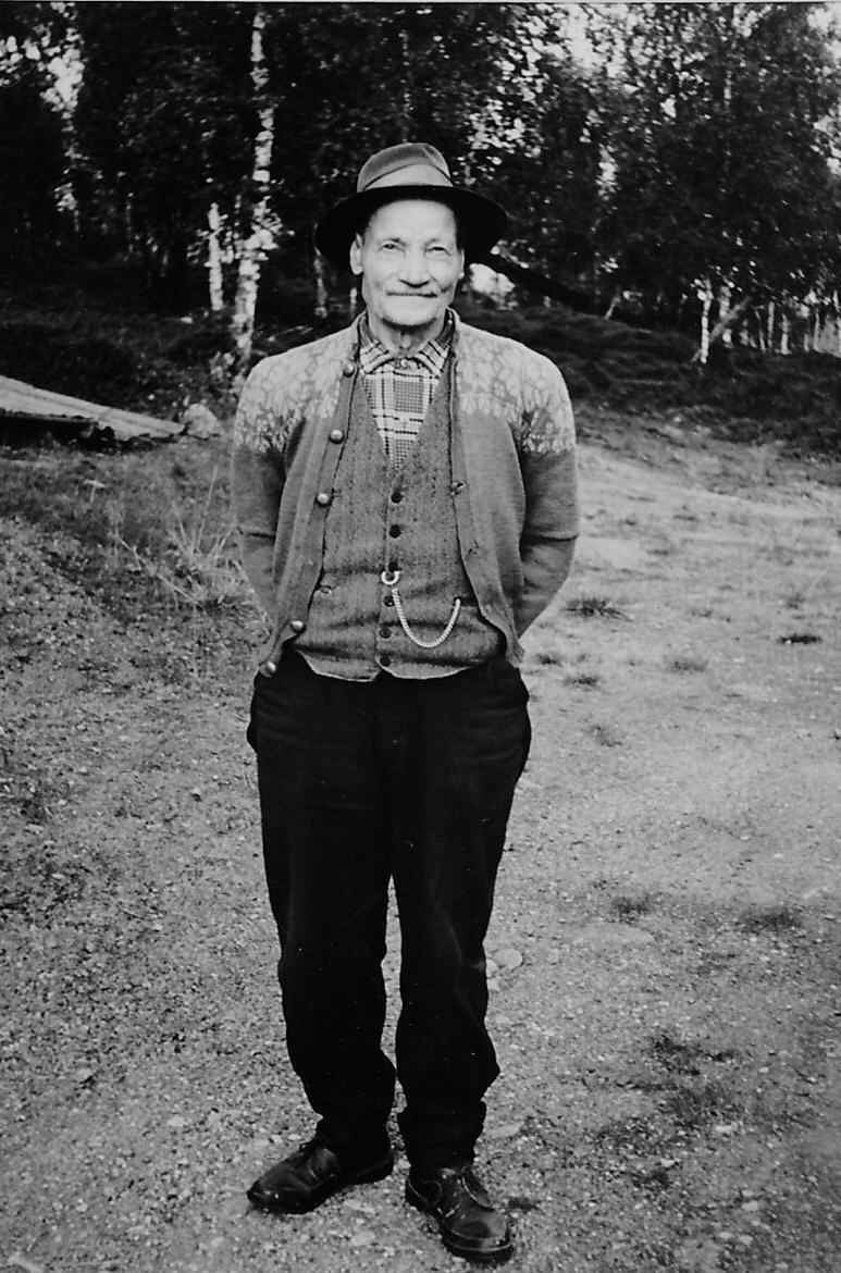 Pasvik-bilder. Mannsperson i fine klær, Hans A. Randa, 1890-1964. 