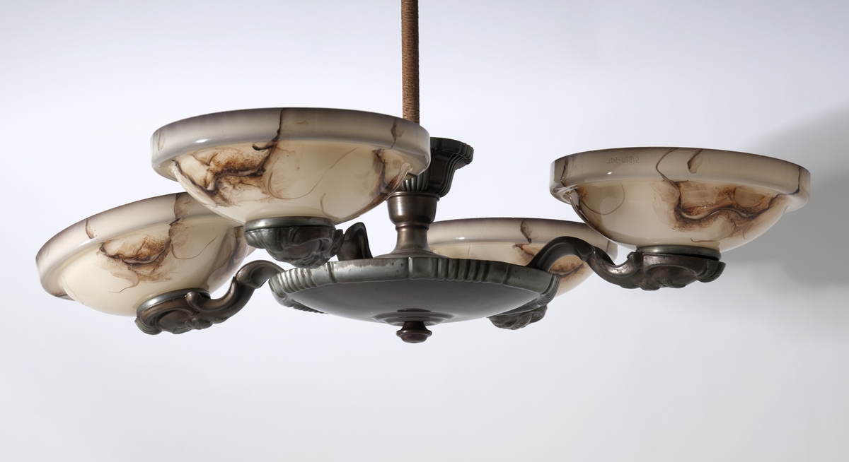 Taklampe fra 1930-tallet, en nyklassisistisk lampe med fire håndmalte glasskjermer til stue/spisestue 