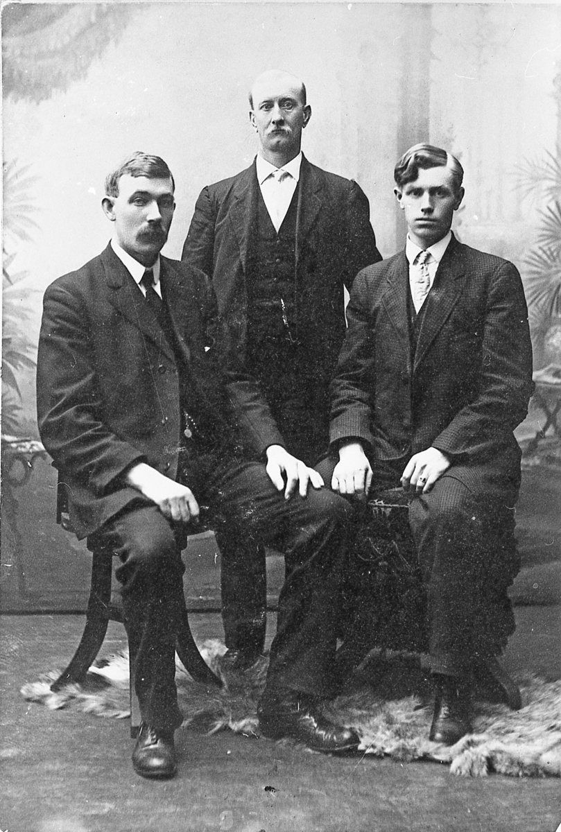 Tre menn hos fotografen. Fra venstre: Olaf Øverby, (?) Tandberg og Lars Rustand. Rundt 1900.